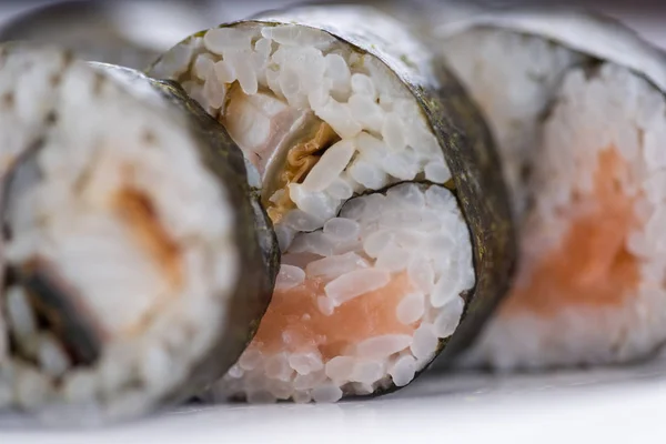 Japanisches Restaurant, Sushi Maki Gunkan Rollteller oder Plattenset. Sushi-Set und Komposition — Stockfoto