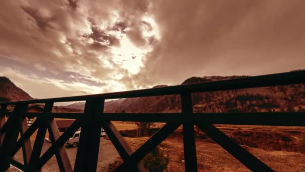 Timelapse di recinzione in legno sulla terrazza alta a paesaggio di montagna con nuvole. Movimento cursore orizzontale — Video Stock