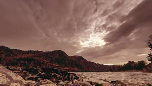 Tijd lapse shot van een rivier in de buurt van bergbos. Enorme rotsen en snelle wolken movenings. Horizontale schuifregelaar verplaatsing — Stockvideo