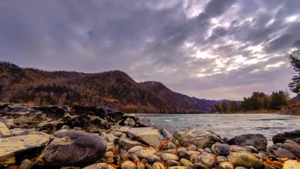 Tiro de lapso de tiempo de un río cerca del bosque de montaña. Grandes rocas y veladas de nubes rápidas. Movimiento deslizante horizontal — Vídeos de Stock