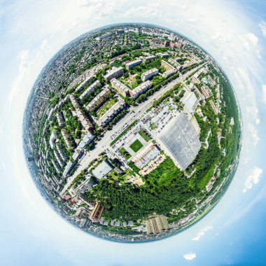 Kesişen yollar, evler, binalar, parklar ve otoparklar olan havacılık şehri manzarası. Güneşli yaz panoramik resmi