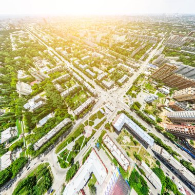 Kesişen yollar, evler, binalar, parklar ve otoparklar olan havacılık şehri manzarası. Güneşli yaz panoramik resmi