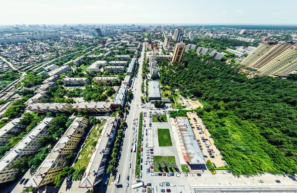 Luftaufnahme der Stadt mit Kreuzungen und Straßen, Häusern, Gebäuden, Parks und Parkplätzen. Sonniges Sommerpanorama — Stockfoto