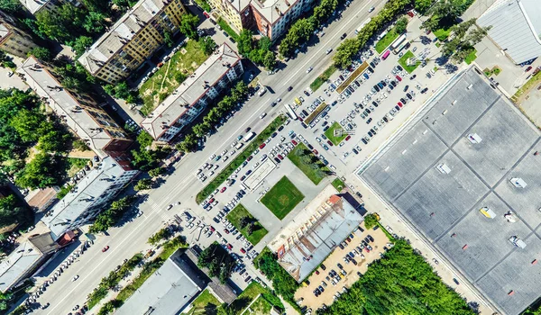 Widok z lotu ptaka na skrzyżowanie dróg i dróg, domy, budynki, parki i parkingi. Słoneczny letni panoramiczny obraz — Zdjęcie stockowe