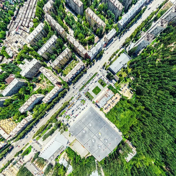 Uitzicht op de stad vanuit de lucht met kruispunten en wegen, huizen, gebouwen, parken en parkeerplaatsen. Zonnige zomer panoramisch beeld — Stockfoto