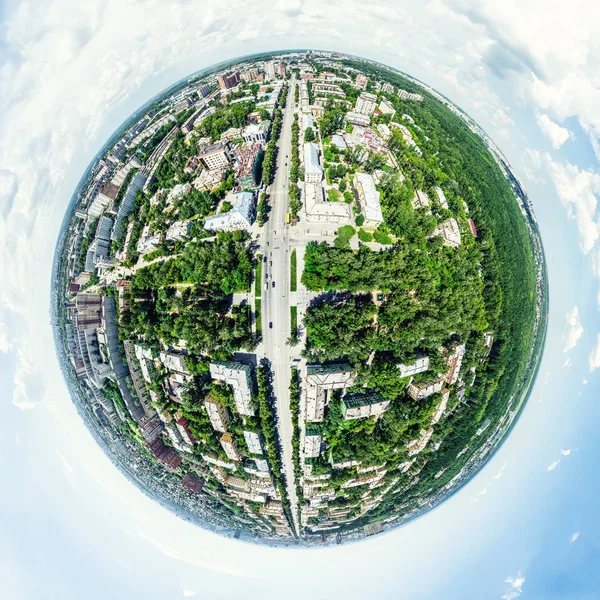 Вид на повітряне місто з перехрестями та дорогами, будинками, будівлями, парками та паркінгами. Сонячне літо панорамне зображення — стокове фото