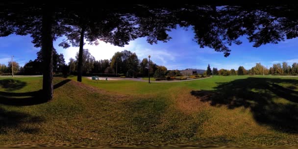 UHD 4K 360 VR Realidade Virtual de uma área de recreação do parque da cidade. Árvores e grama verde no outono ou no dia de verão — Vídeo de Stock