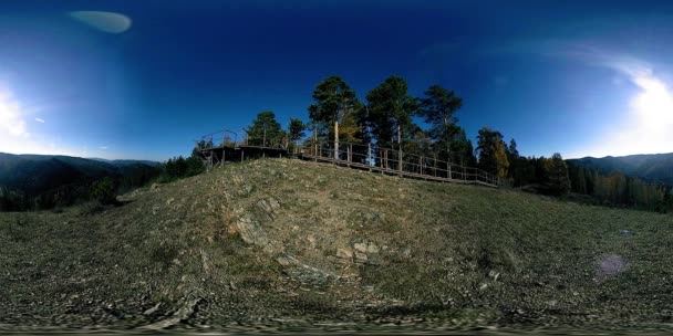 4k 360 Vr virtuális valóság, egy gyönyörű hegyi táj, az őszi időben. Vadon élő orosz hegyek. — Stock videók