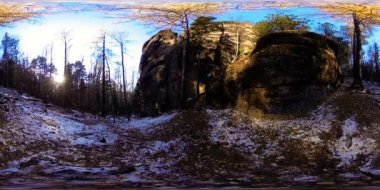 4K 360 VR sonbahar zamanındaki güzel bir dağ manzarasının sanal gerçekliği. Vahşi Sibirya Dağları.