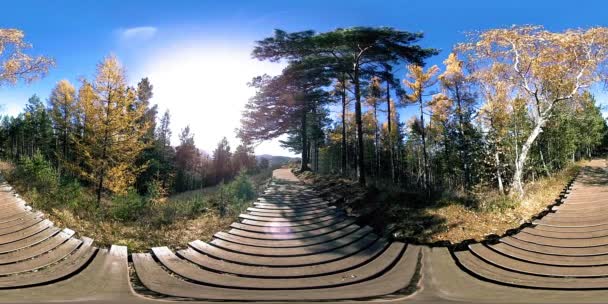 Realidad virtual de 4K 360 VR de una hermosa escena de montaña en otoño. Montañas rusas salvajes . — Vídeos de Stock