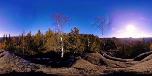 Wirtualna rzeczywistość 4K 360 VR pięknej sceny górskiej jesienią. Dzikie góry Syberyjskie. — Wideo stockowe