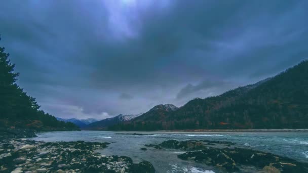 Tiro de lapso de tiempo de un río cerca del bosque de montaña. Grandes rocas y veladas de nubes rápidas. — Vídeos de Stock