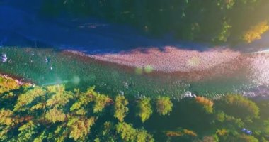 Güneşli yaz sabahında temiz ve taze bir dağ nehri üzerinde uçuşun ortasındayız. Dikey hareket