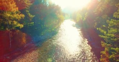 Havadan Uhd 4k görünümü. Taze dağ nehir üzerinde uçuş. Dikey yatay tilt hareketi olarak.