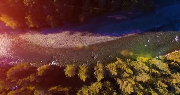 Vuelo en medio del aire sobre un río de montaña fresco y limpio en la soleada mañana de verano. Movimiento vertical — Vídeo de stock