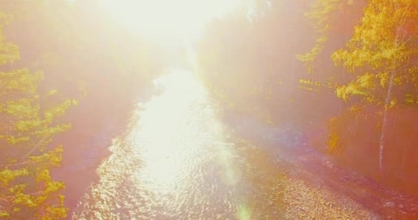 Luchtfoto van de Uhd 4k. Vlucht over de rivier van de frisse berglucht. Verticale naar horizontale tilt beweging. — Stockvideo