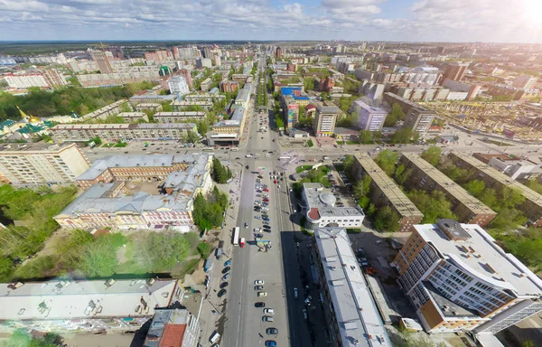 Vista aérea de la ciudad con encrucijadas y caminos, alberga edificios. Disparo de helicóptero. Imagen panorámica. —  Fotos de Stock