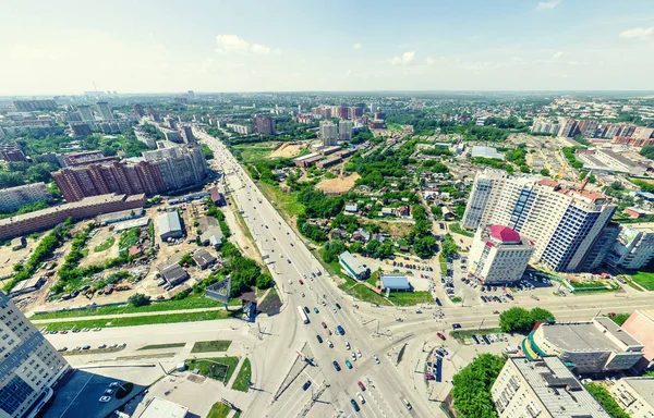 Вид на город с воздуха. Городской пейзаж. Выстрел вертолётом. Панорамное изображение. — стоковое фото