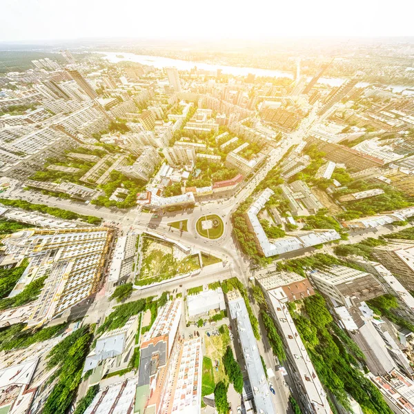 Vista aérea de la ciudad con encrucijadas y caminos, casas, edificios, parques y estacionamientos. Imagen panorámica soleada de verano — Foto de Stock