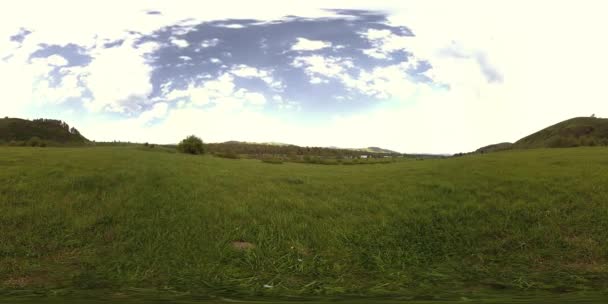 360 VR d'une belle prairie de montagne timelapse à l'heure d'été ou d'automne. Nuages, herbe verte et rayons du soleil. — Video