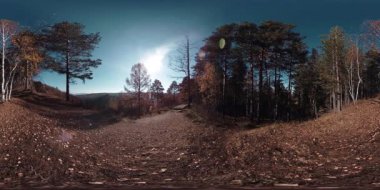 4k Sonbahar zaman bir güzel dağ sahnenin 360 Vr sanal gerçeklik. Vahşi Rus dağlar ve turist adam.