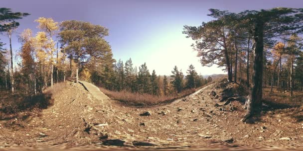 4k Sonbahar zaman bir güzel dağ sahnenin 360 Vr sanal gerçeklik. Vahşi Rus dağlar ve turist adam. — Stok video