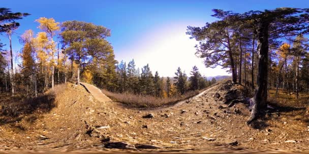 Realidad virtual de 4K 360 VR de una hermosa escena de montaña en otoño. Montañas rusas salvajes y hombre turístico . — Vídeos de Stock