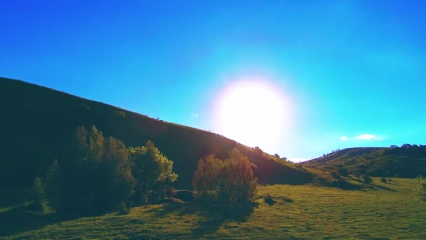 4K UHD bergweide tijdspanne in de zomer. Wolken, bomen, groen gras en zonnestralen. — Stockvideo