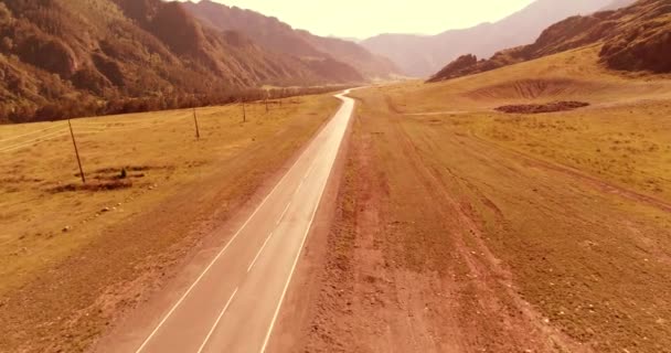 Vol au-dessus de l'asphalte de montagne route et prairie — Video