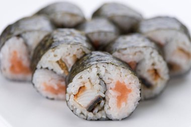 Japon Gıda Restoran, sushi maki gunkan rulo levha veya plakalı ayarlayın. Sushi seti ve kompozisyon