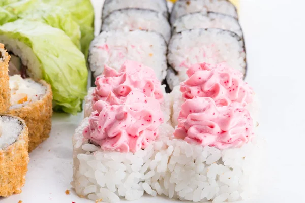 Restaurante de comida japonesa, plato de rollo de sushi maki gunkan o set de platos. Conjunto y composición de sushi — Foto de Stock