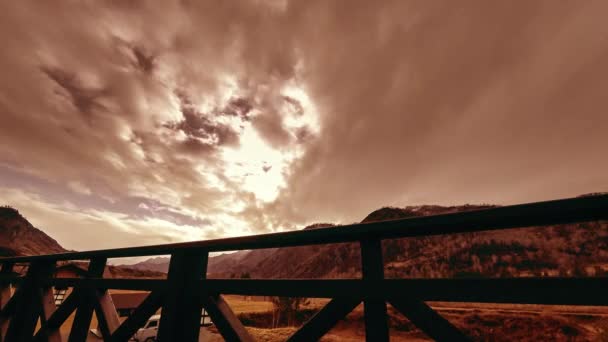 Timelapse του ξύλινου φράχτη στην ψηλή βεράντα στο ορεινό τοπίο με σύννεφα. Οριζόντια κίνηση κύλισης — Αρχείο Βίντεο