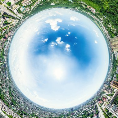 Kesişen yollar, evler, binalar, parklar ve otoparklar olan havacılık şehri manzarası. Güneşli yaz panoramik resmi