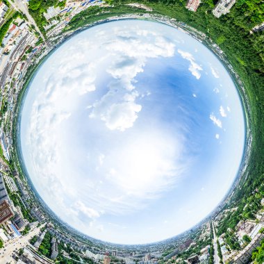 Kesişen yollar, evler, binalar, parklar ve otoparklar olan havacılık şehri manzarası. Güneşli yaz panoramik resmi