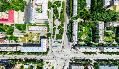 Kesişen yollar, evler, binalar, parklar ve otoparklar olan havacılık şehri manzarası. Güneşli yaz panoramik resmi