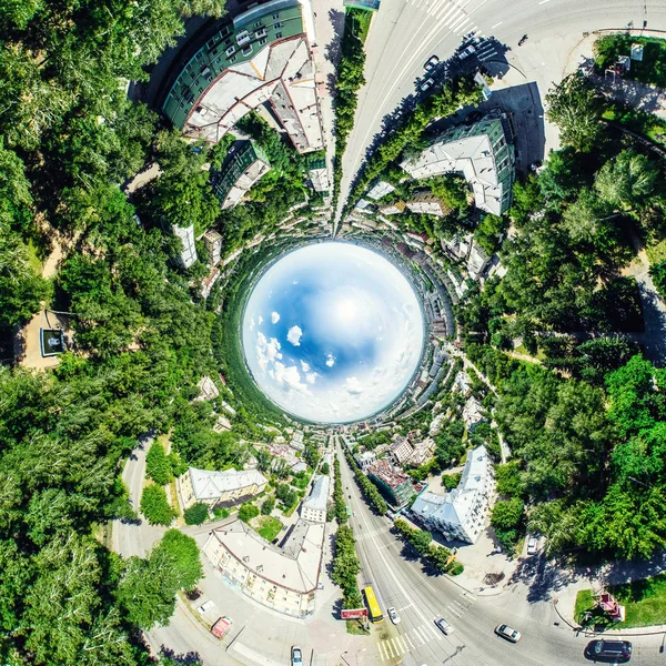 Vue aérienne de la ville avec carrefour et routes, maisons, bâtiments, parcs et parkings. Image panoramique ensoleillée d'été — Photo