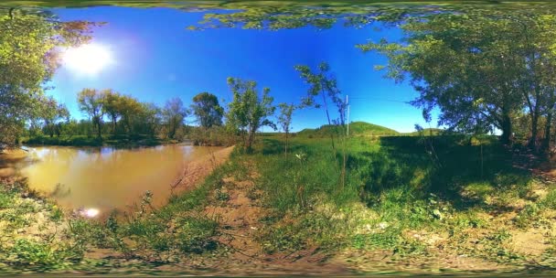 UHD 4K 360 VR La réalité virtuelle d'une rivière coule sur des rochers dans un magnifique paysage de forêt de montagne — Video