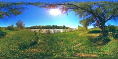 UHD 4K 360 VR Bir nehrin Sanal Gerçekliği güzel dağ ormanlarında kayaların üzerinden akıyor