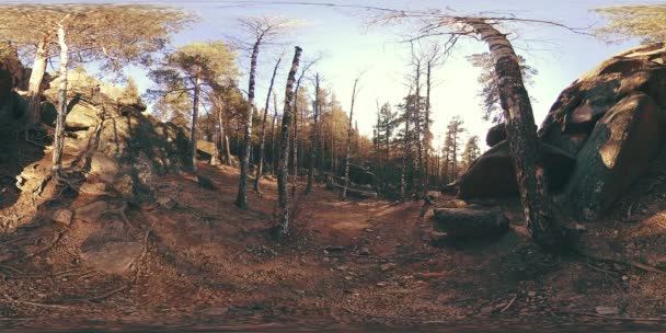 Realidad virtual de 4K 360 VR de una hermosa escena de montaña en otoño. Montañas siberianas salvajes. — Vídeo de stock