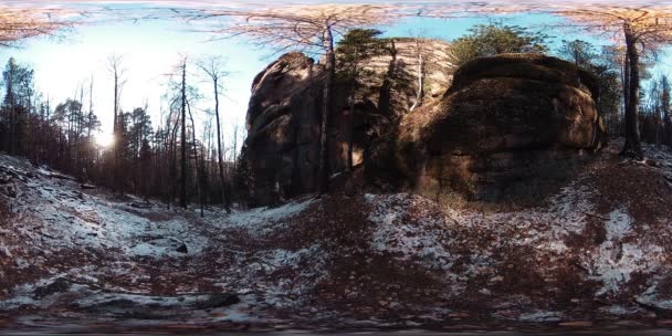4K 360 VR 가상현실: 가을에 아름다운 산 풍경이 펼쳐진다. 시베리아의 산들. — 비디오