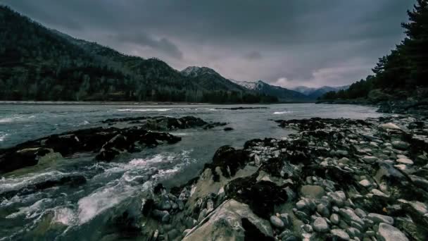 山の森の近くの川の時間経過ショット。巨大な岩や速い雲の動き. — ストック動画