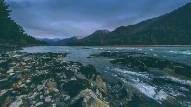 Tiro de lapso de tiempo de un río cerca del bosque de montaña. Grandes rocas y veladas de nubes rápidas. — Vídeo de stock