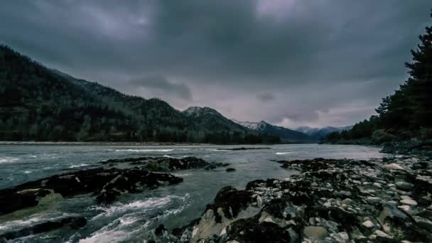 Временной снимок реки возле горного леса. Огромные скалы и быстрые облака. — стоковое видео