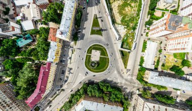 Kesişen yollar, evler, binalar, parklar ve otoparklar olan havacılık şehri manzarası. Güneşli yaz panoramik resmi