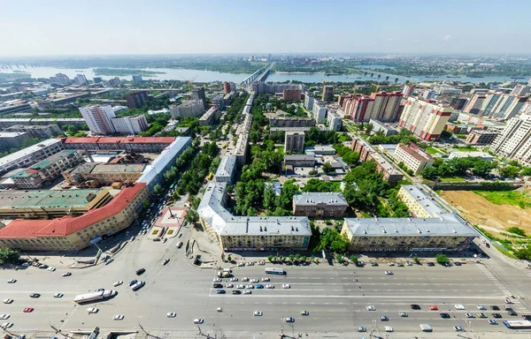 Luftaufnahme der Stadt mit Kreuzungen und Straßen, Häusern. Kopterschuss. Panorama-Bild. — Stockfoto