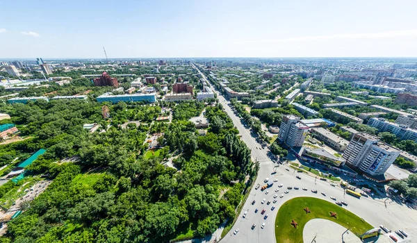 Вид с воздуха на город с дорогами, домами и зданиями. — стоковое фото