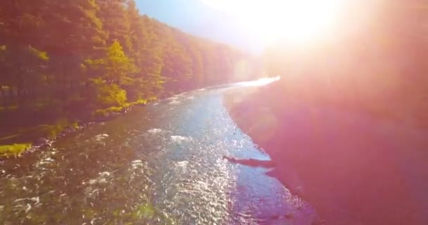 Mittlerer Luftflug über einen frischen und sauberen Gebirgsfluss an einem sonnigen Sommermorgen — Stockvideo