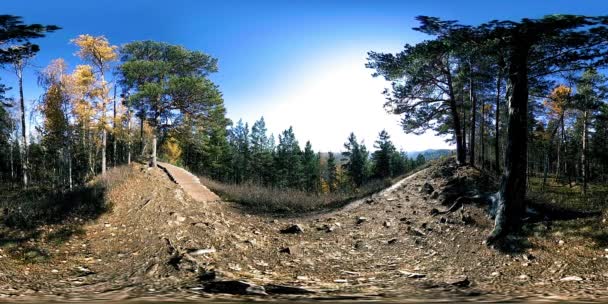 4k 360 Vr virtual Reality för en härligt berg scen på höstens gång. Vilda ryska berg och turist man. — Stockvideo