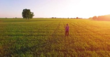 Alçak irtifa drone uçuş mükemmel asfalt yol, sportif kadının önünde