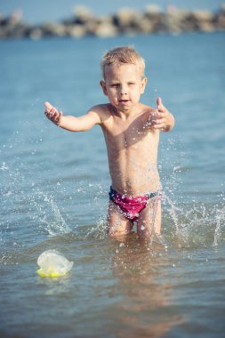 Maske ve palet kum tropikal plaj dalış için güzel bir küçük çocuk.